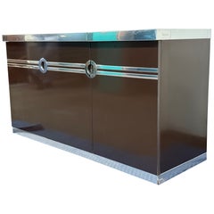 Credenza bar con piano rialzato e accenti cromati di Pierre Cardin, circa anni '70