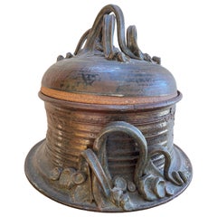 Vase en grès à couvercle organique avec poignées sculpturales et glaçure texturée