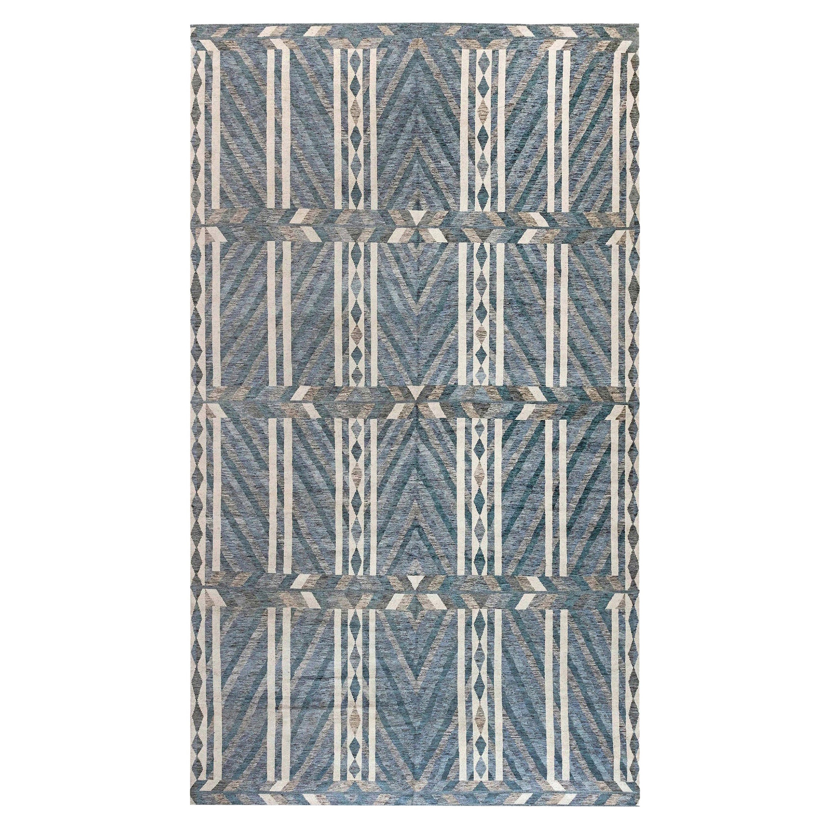Tappeto geometrico sovradimensionato in stile svedese blu e grigio fatto a mano da Doris Leslie Blau