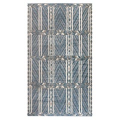 Übergroßer geometrischer blau-grauer handgefertigter Teppich im schwedischen Stil von Doris Leslie Blau