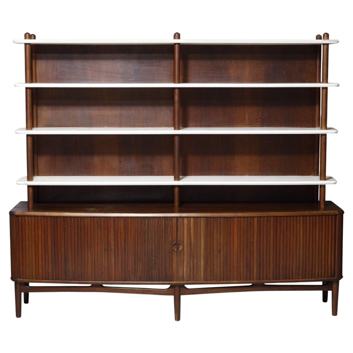 Raro mobile da parete Kurt Olsen / Credenza alta in noce con ante a tamburo