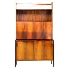 Librería moderna danesa con mueble bar frontal abatible