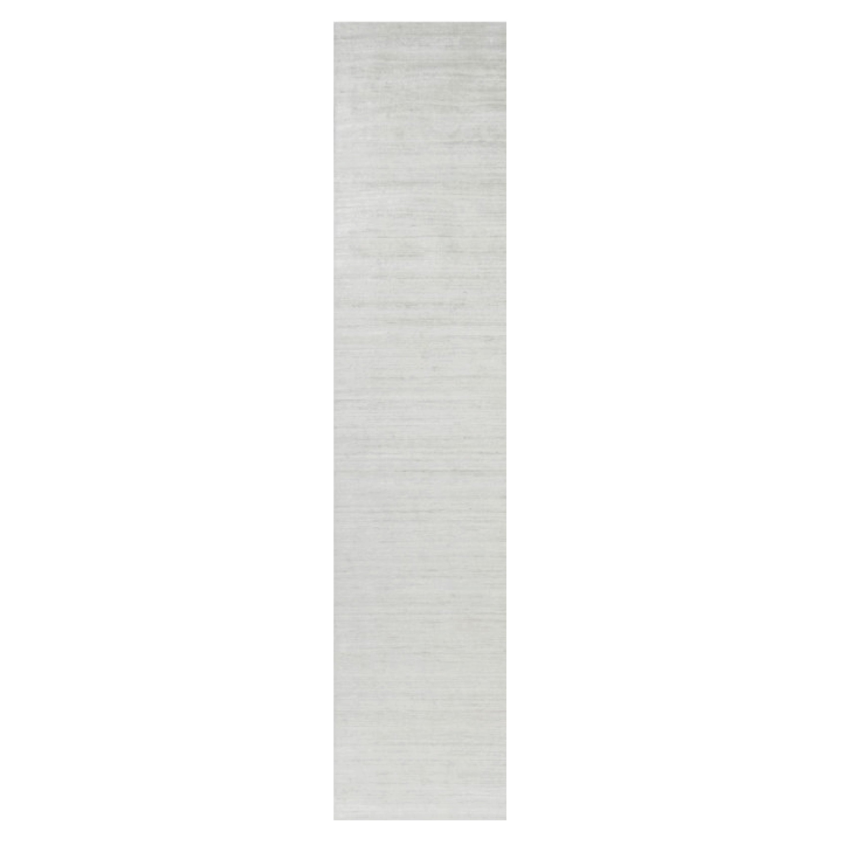 Tapis texturé surdimensionné de Rug & Kilim à rayures unies blanches, grises et crèmes