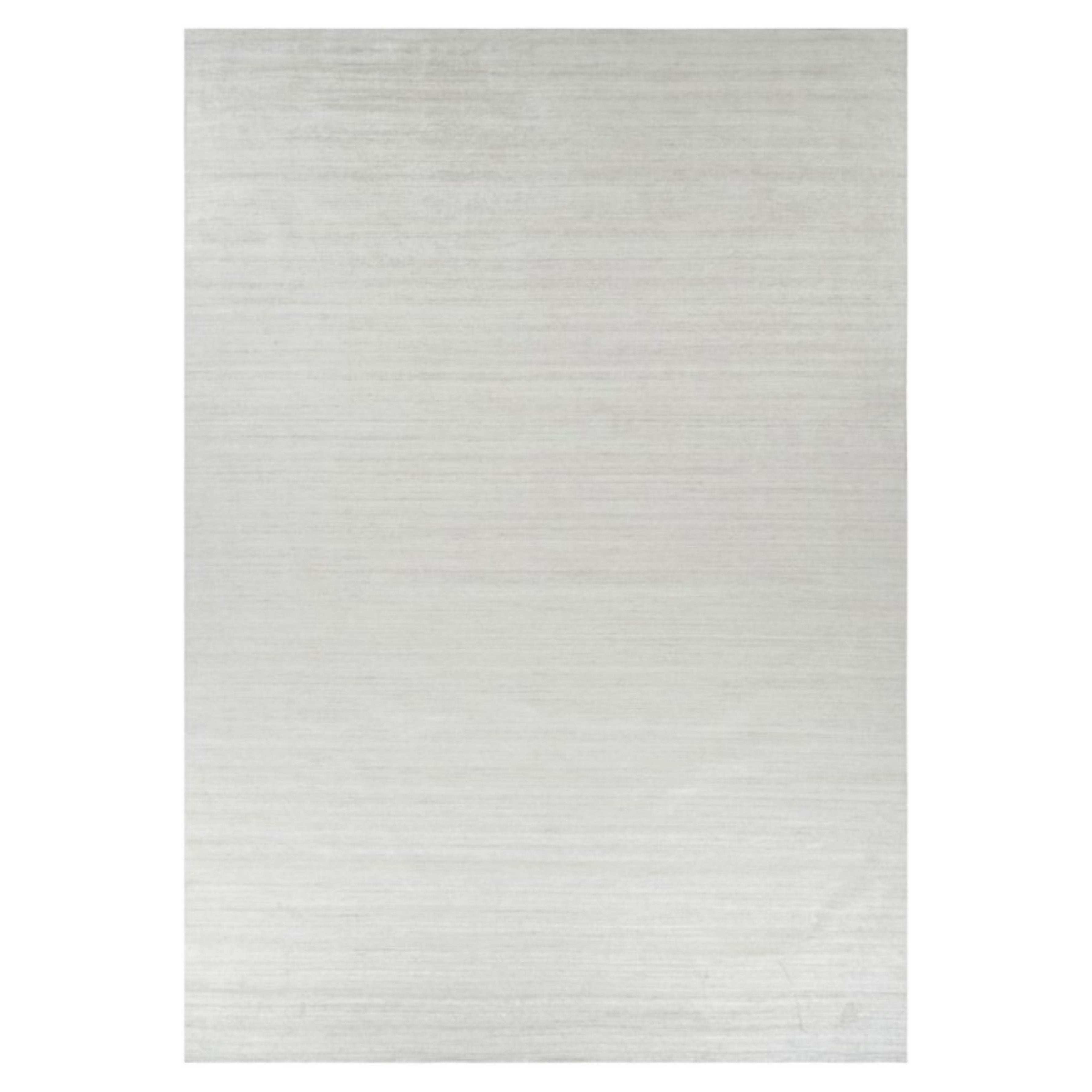 Rug & Kilim è un tappeto oversize a righe solide bianche, grigie e panna