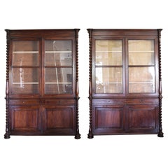 Pareja de librerías italianas, venecianas, de nogal torneado con frente de cristal poco profundo, mediados del s. XIX.