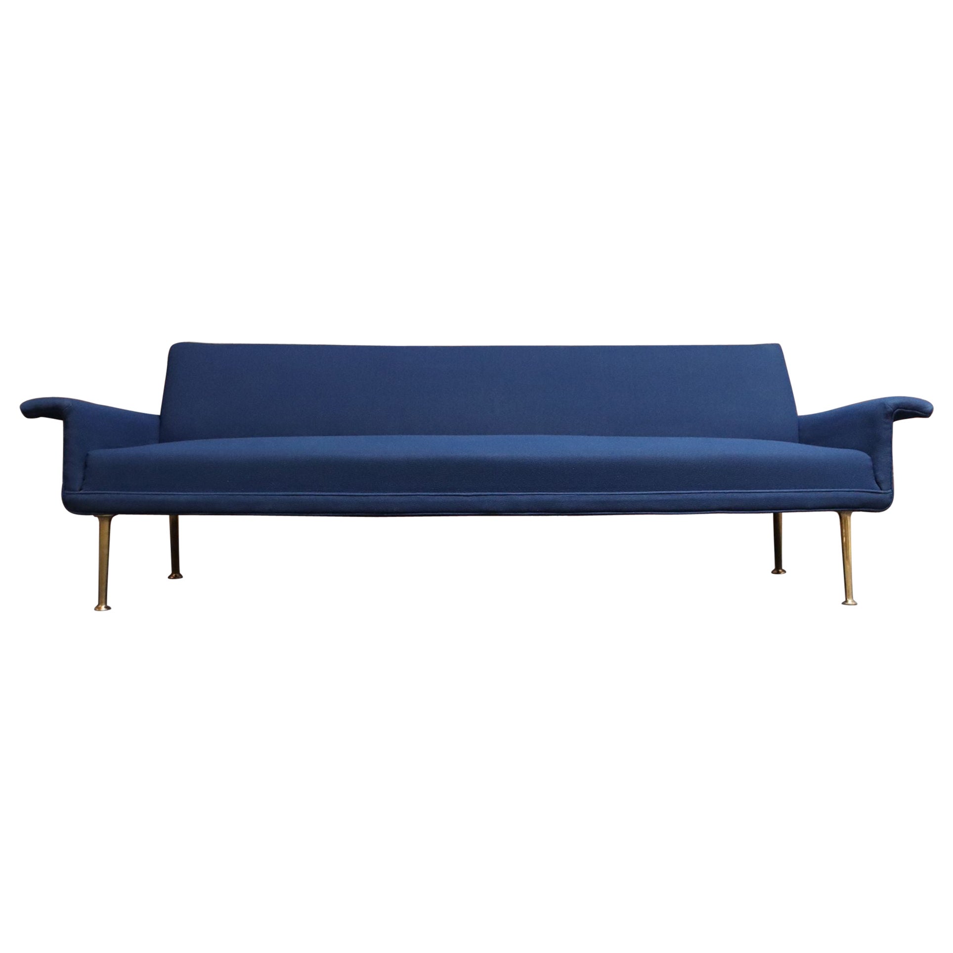 Divano scultoreo modernista italiano d'epoca in tweed blu con gambe affusolate in ottone