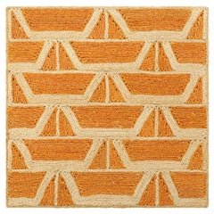 Muestra de alfombra personalizada de abacá de Rug & Kilim, naranja con beige y motivos geométricos