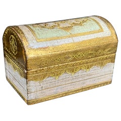 Caja en forma de cúpula pintada de madera dorada florentina italiana