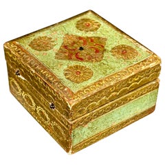 Caja de baratijas cuadrada pequeña de madera florentina verde y dorada