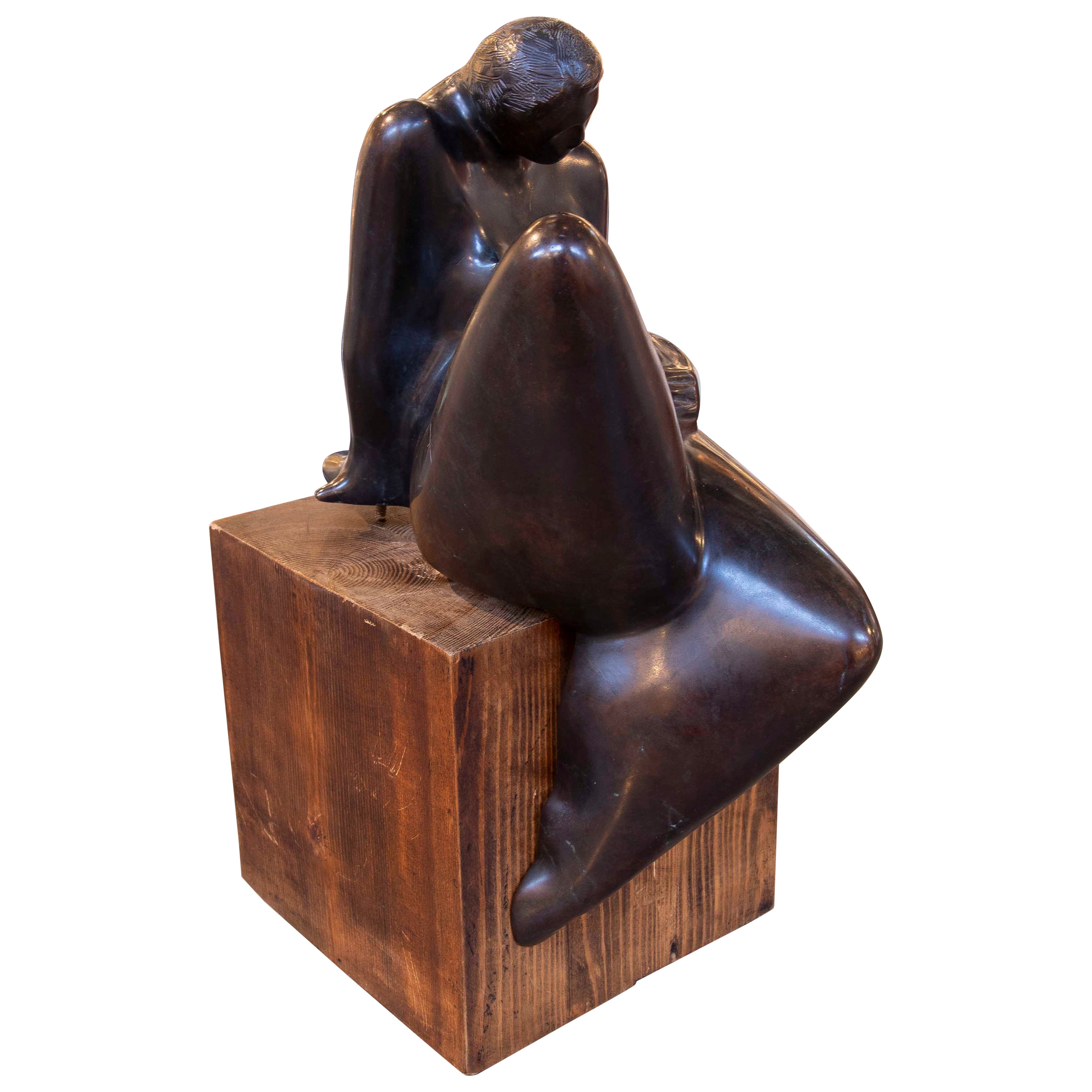 Escultura contemporánea de los años 70 de una figura femenina en bronce sobre una base de madera