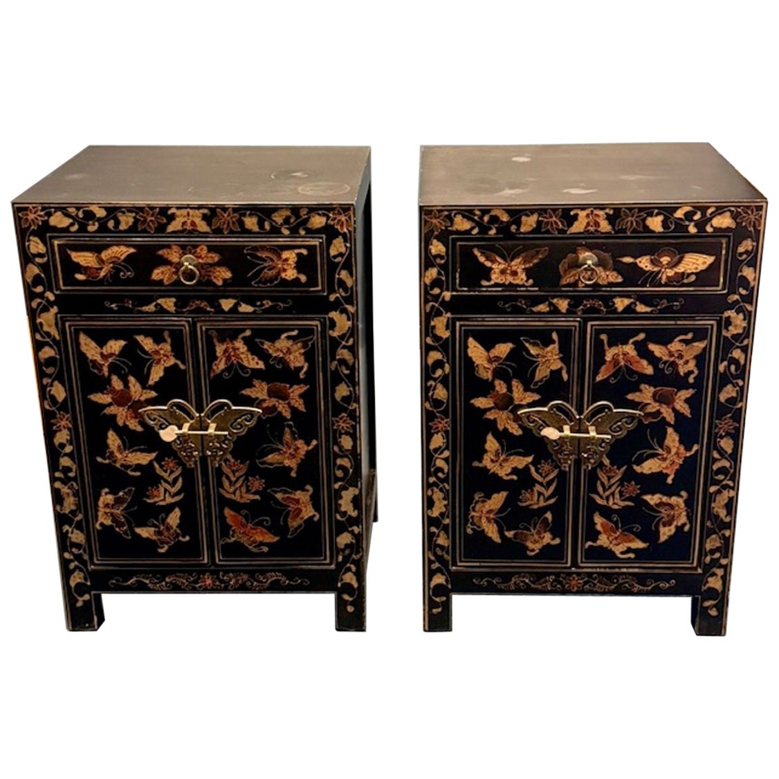 Paire de commodes laquées noires avec motif de papillon en feuille d'or du 19ème siècle en vente