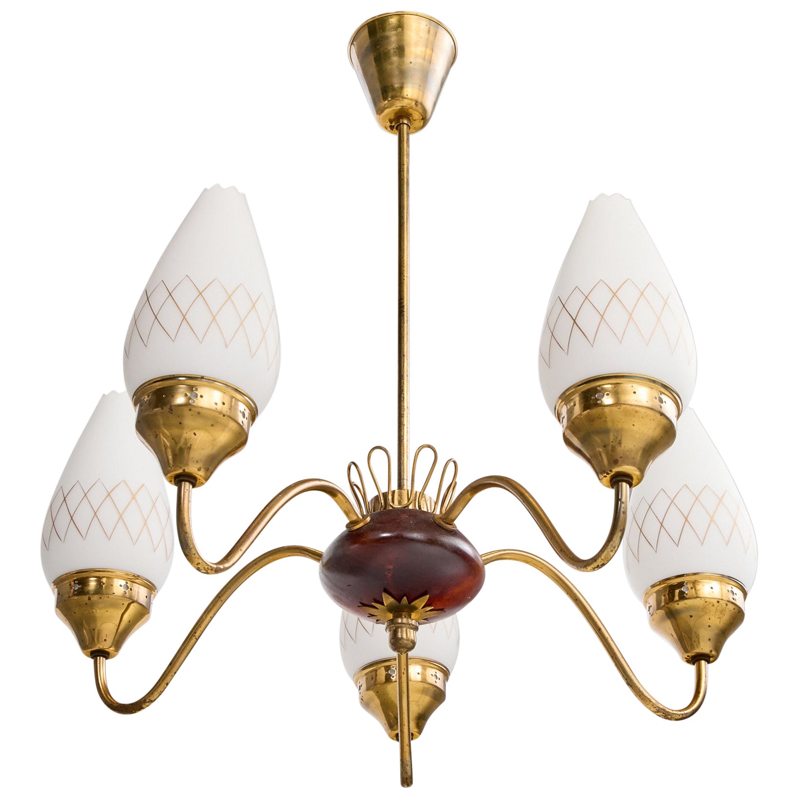 Designer suédois, lustre, laiton, bois, verre, Suède, années 1950