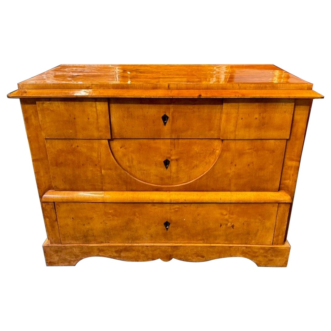Commode Biedermeier del XIX secolo in noce chiaro