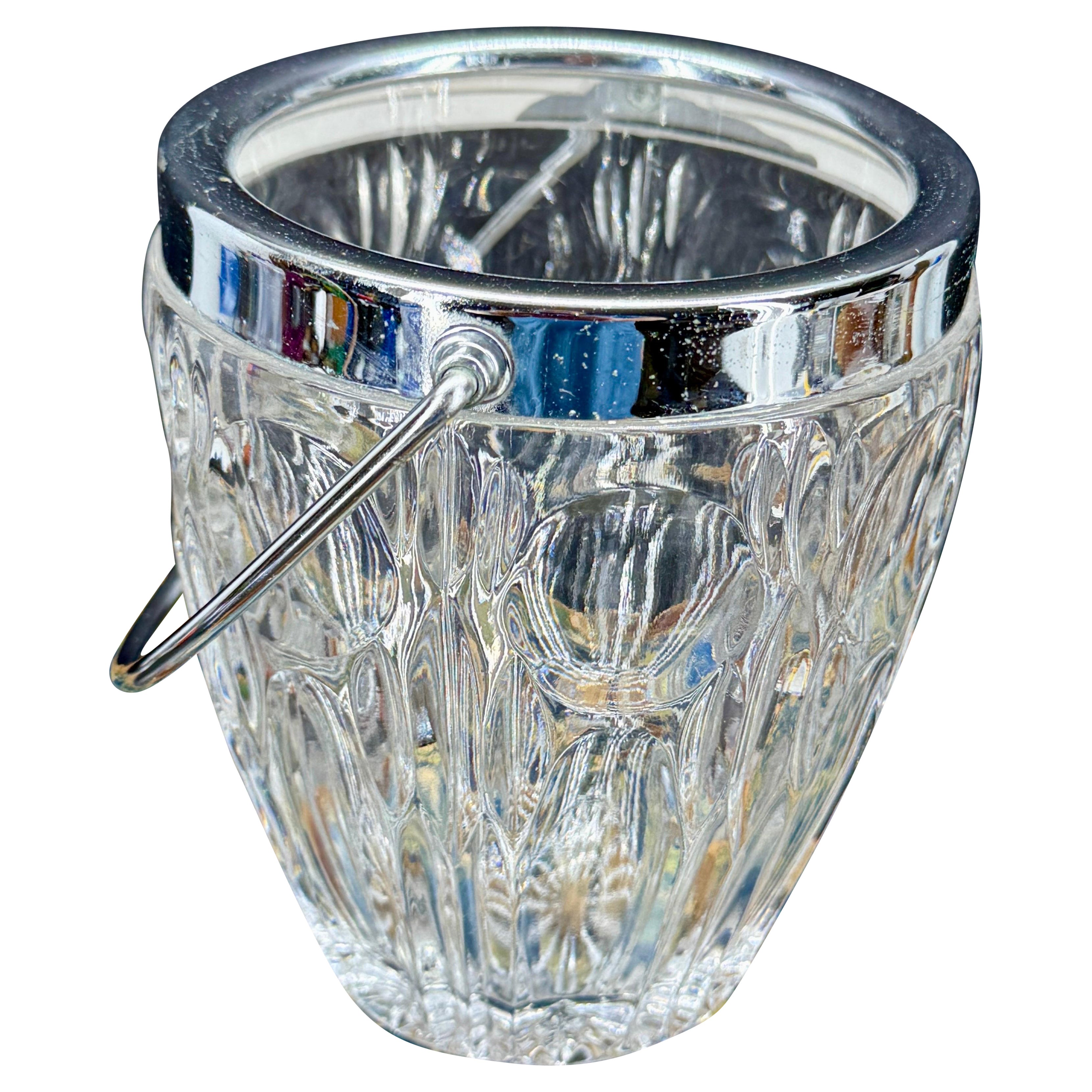 Cubitera de cristal tallado francés de mediados de siglo con asa
