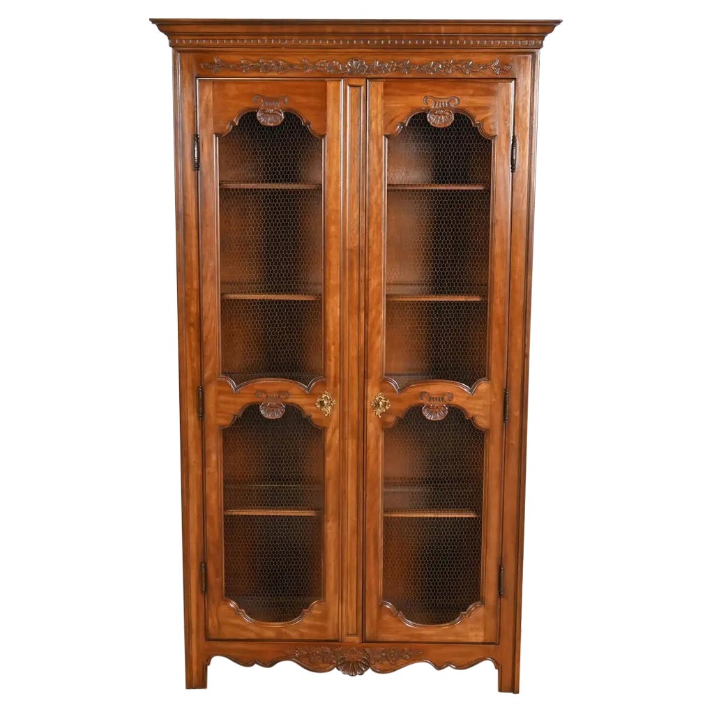 Kindel Furniture Französische Provence Louis XV geschnitzter Kirschbaumholz Bücherregalschrank