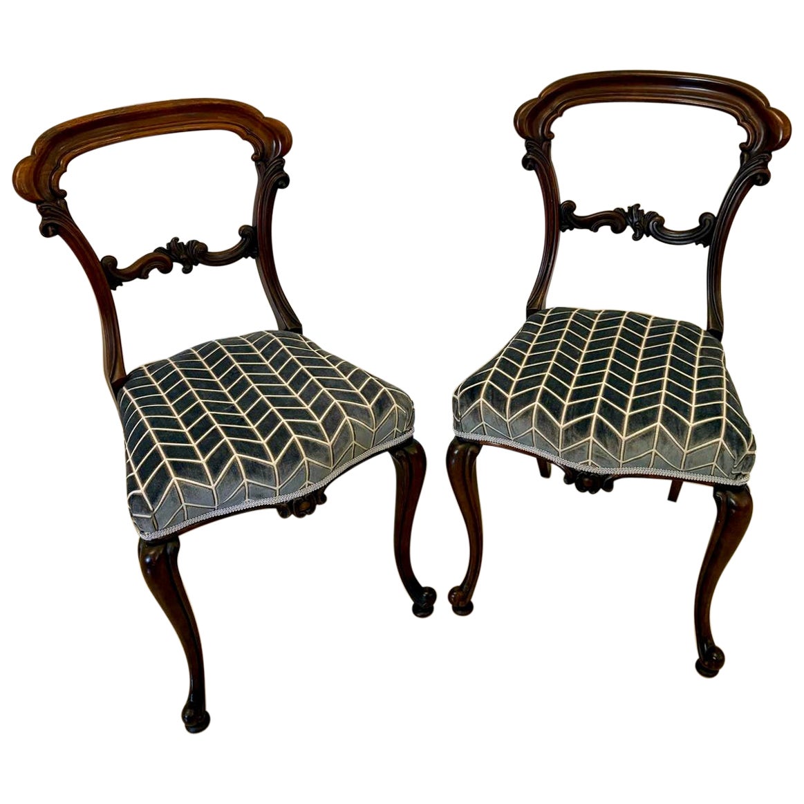 Pareja de sillas auxiliares antiguas de palisandro tallado de calidad victoriana