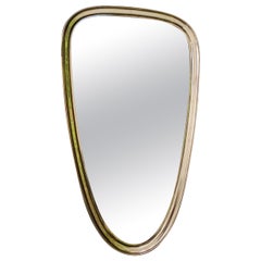 Miroir italien des années 1970 en forme de goutte d'eau dans un superbe cadre en laiton poli