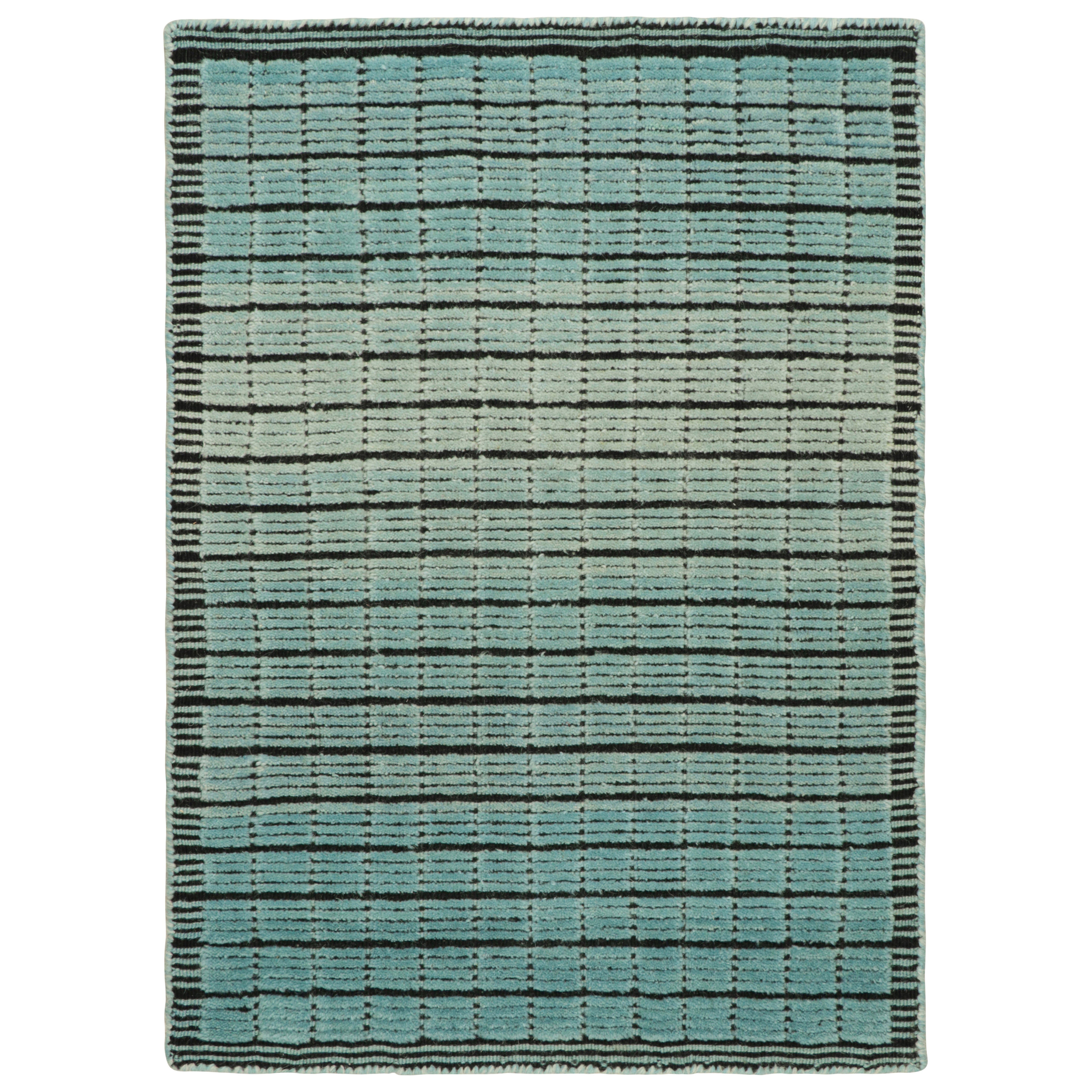 Muestra de alfombra personalizada degradada de Rug & Kilim, azul ombre y negro cuadriculado
