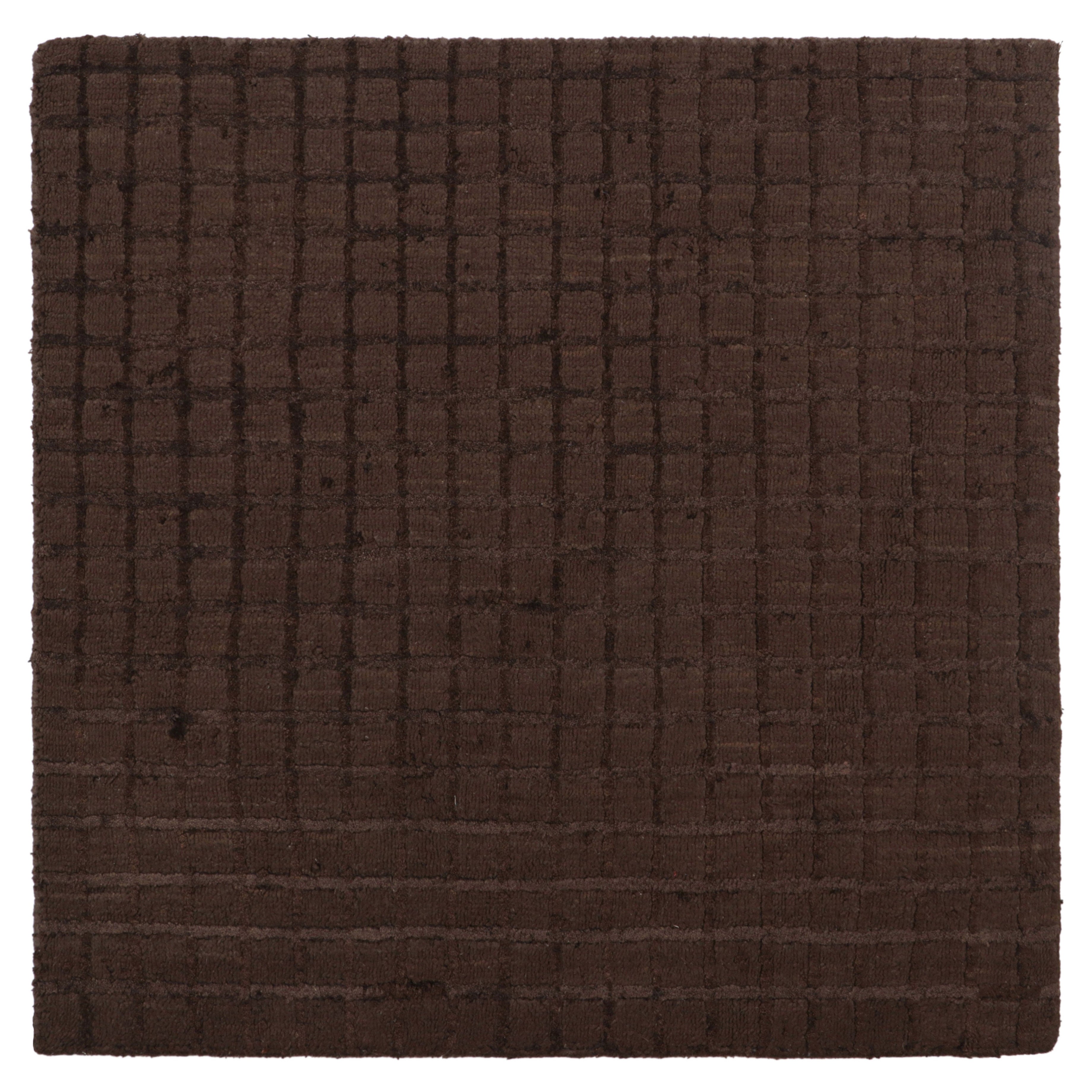 Échantillon de tapis texturé sur mesure de Rug & Kilim, tons de Brown dans un motif géométrique atténué