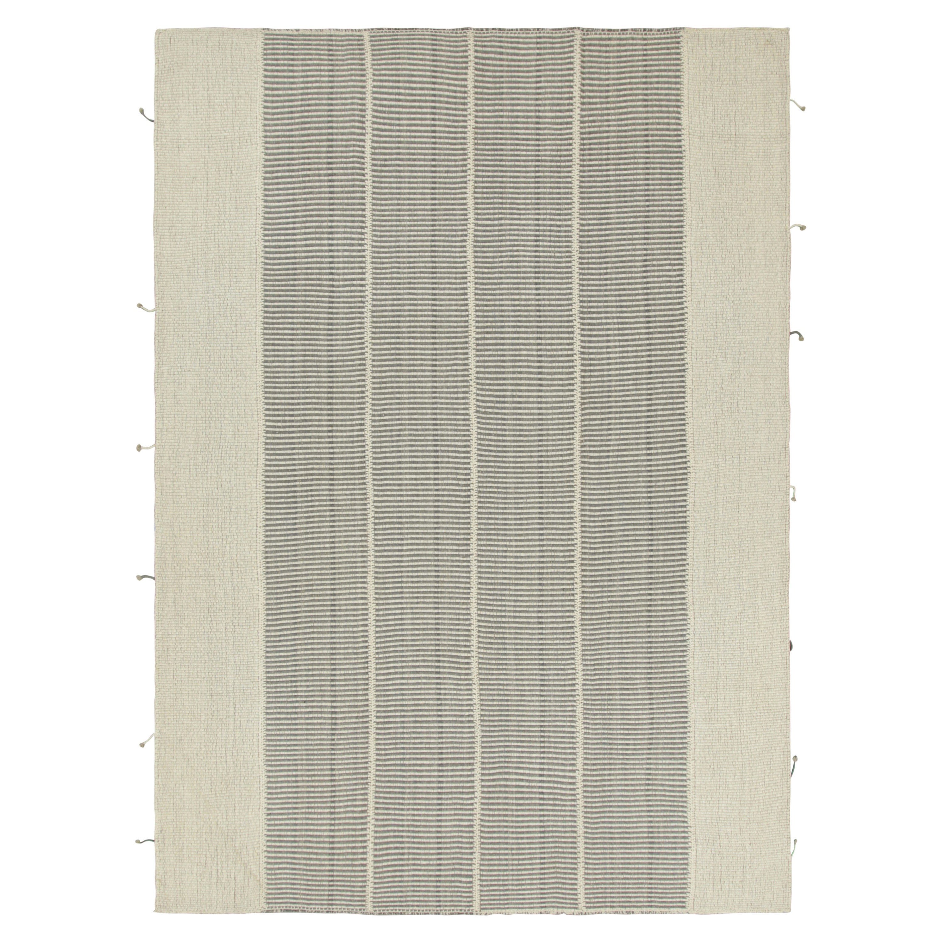 Rug & Kilim's Contemporary Kilim with Textural Gray and Cream Stripes (Kilim contemporain avec des rayures texturées grises et crèmes)