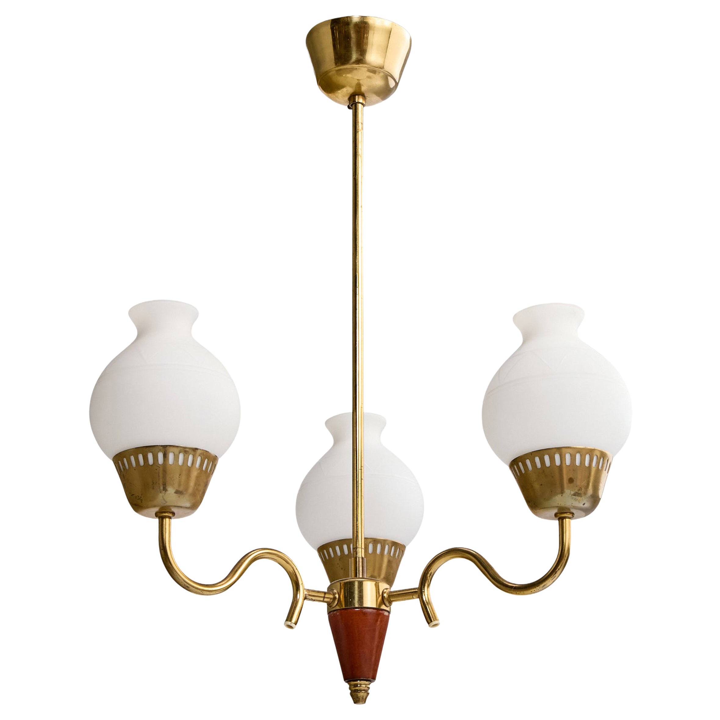 Schwedischer Designer, Kronleuchter, Messing, Holz, Glas, Schweden, 1950er Jahre