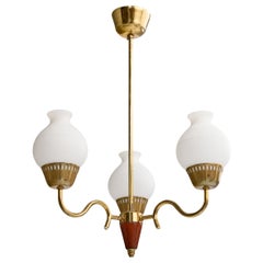 Designer svedese, lampadario, ottone, legno, vetro, Svezia, anni '1950