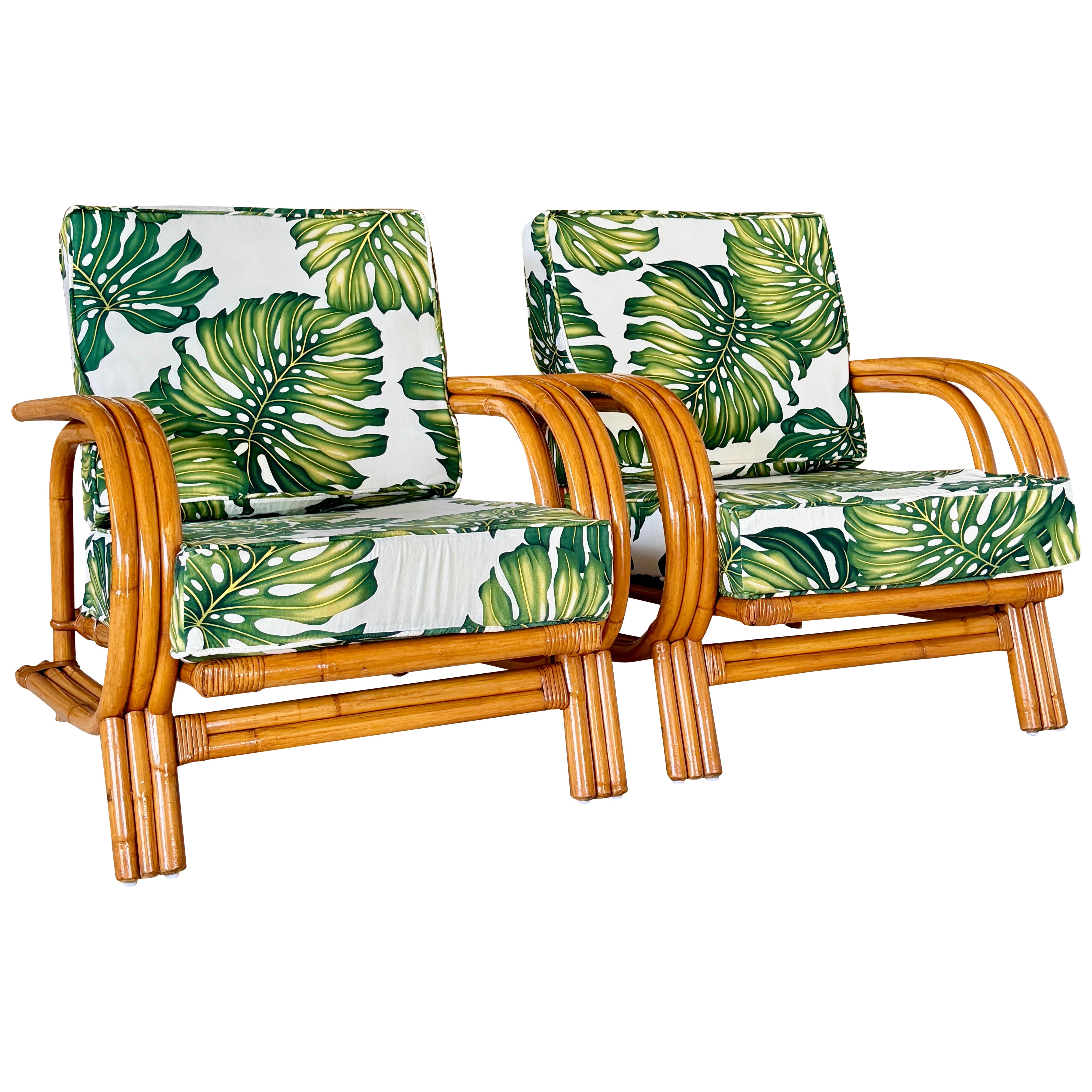 Coppia di sedie da salotto in rattan curvato della metà del XX secolo con tappezzeria tropicale