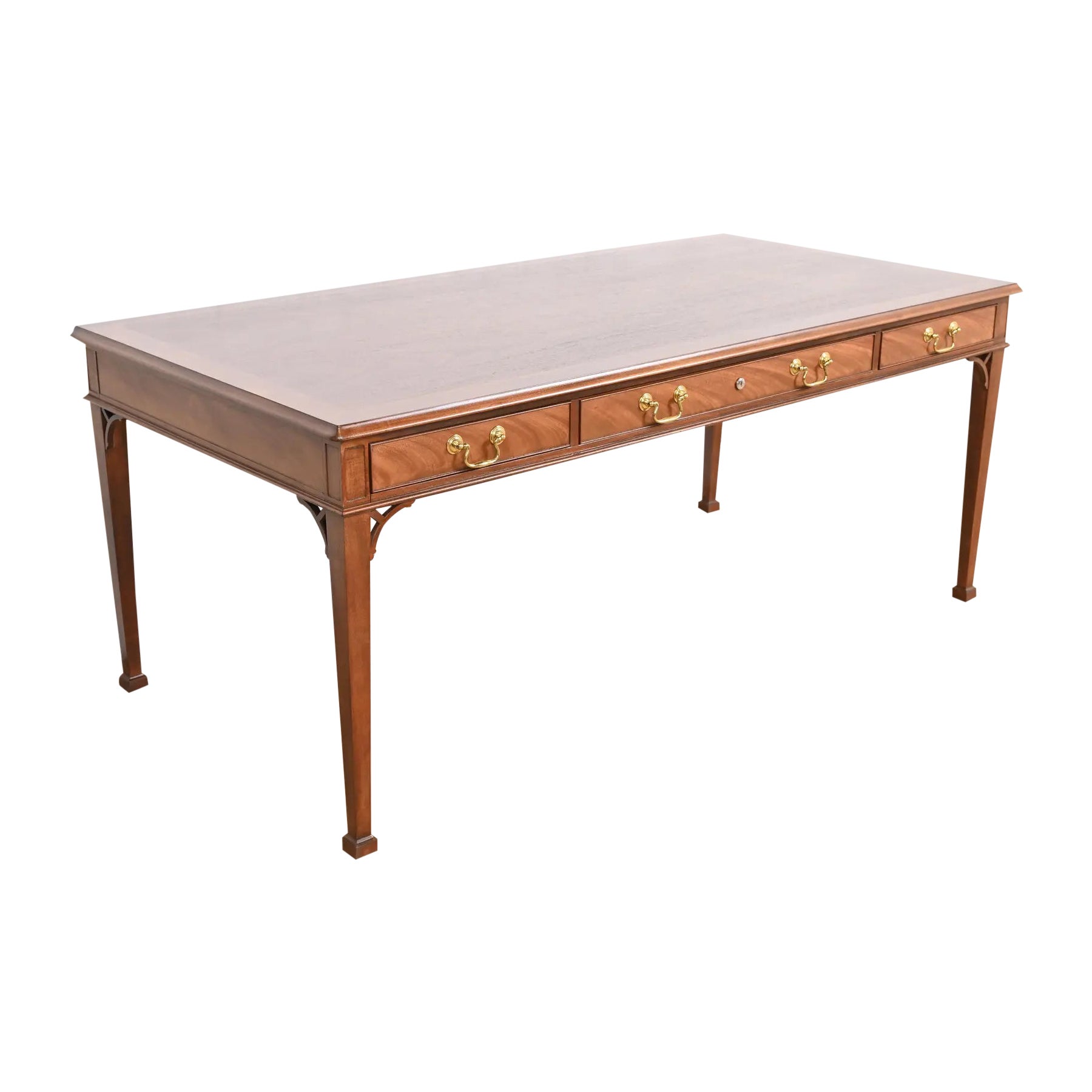 Bureau de direction géorgien en acajou sculpté de Baker Furniture, reverni