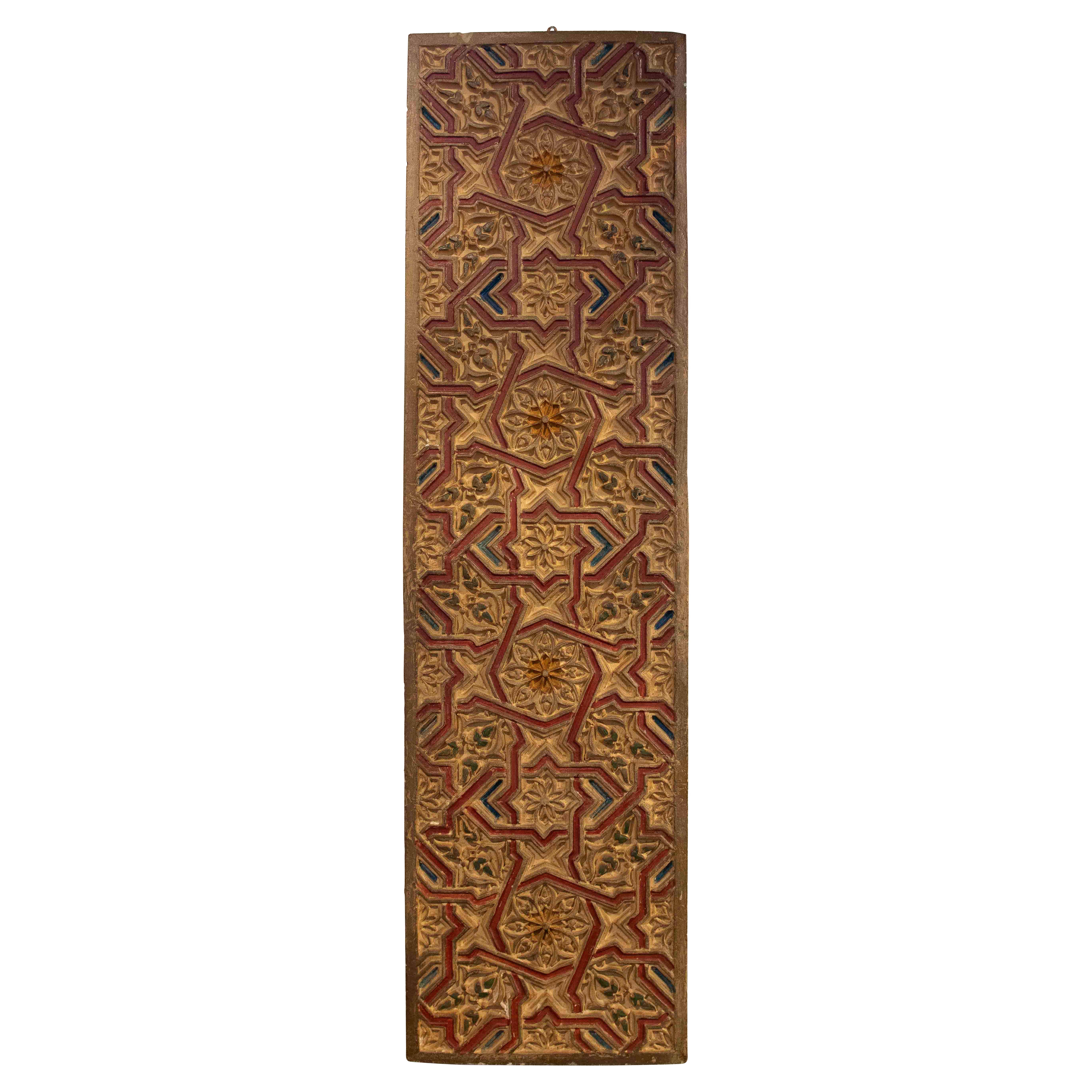 Pannello decorativo intagliato in legno policromo di ispirazione mudéjar degli anni '30