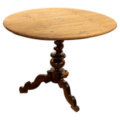 Mesa redonda de los años 80 con base y tablero de madera torneada en su color natural