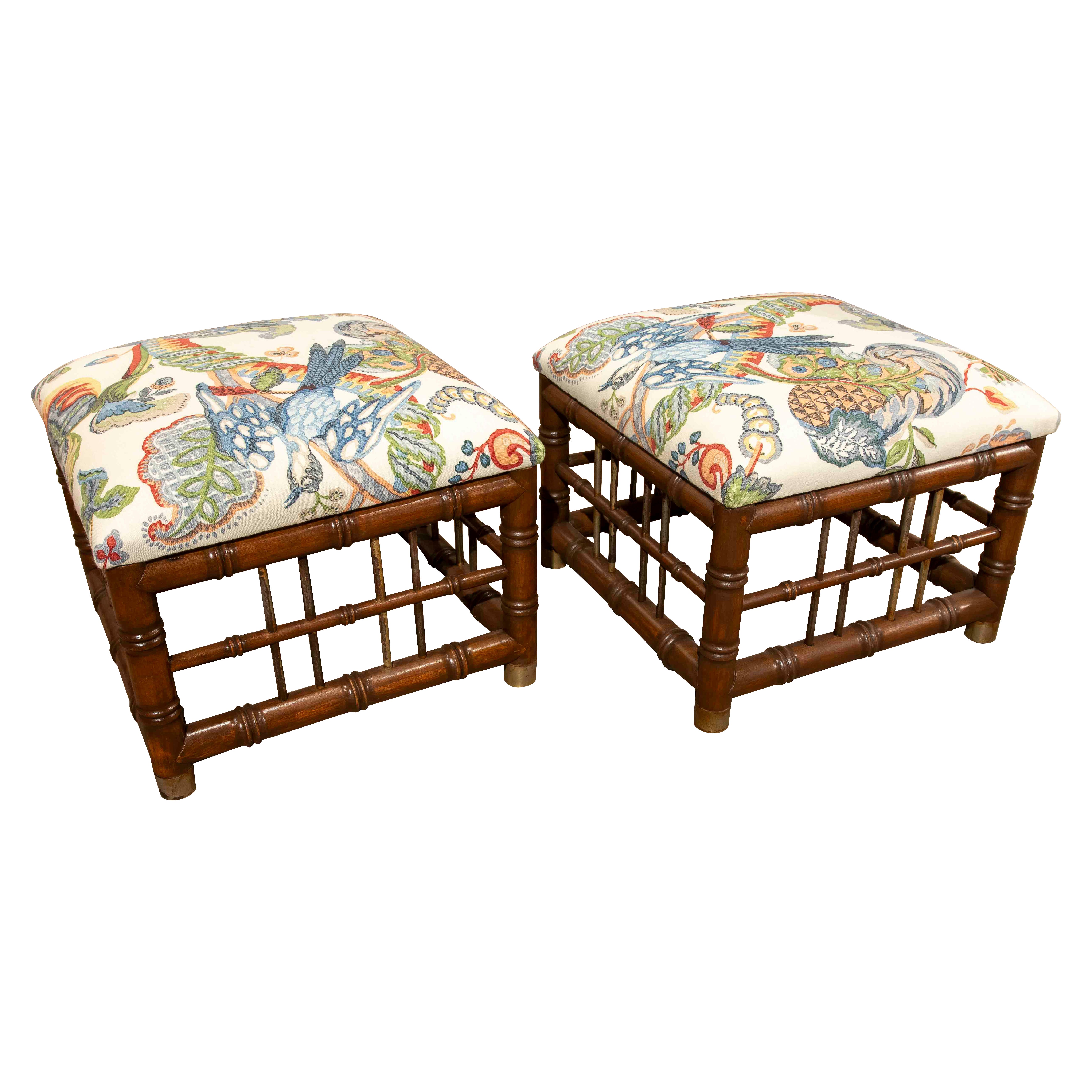Paire de tabourets Omitation en bois de bambou avec tapisserie à motifs tropicaux des années 1970 en vente