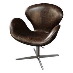 Sedia a cigno in pelle marrone di A.Jacobsen per Fritz Hansen, metà secolo.