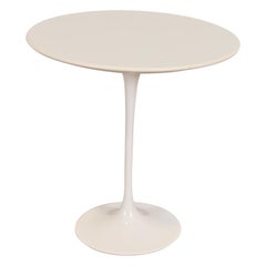 Eero Saarinen für Knoll Mid-Century Modern Weißer Tulpen-Beistelltisch mit weißem Sockel