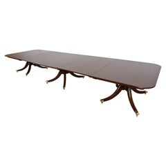 Baker Furniture table de salle à manger géorgienne monumentale à trois piédestaux, revernie