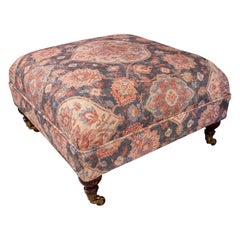 Banco otomano tapizado de los años 30 con estampado floral de inspiración oriental