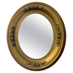 Espejo Oval con Marco de Madera Dorada de la Época Victoriana y Detalle Floral Policromado