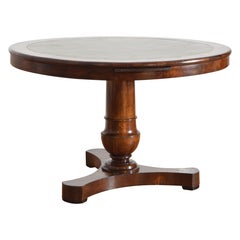 Italie, Vénétie, table centrale/bibliothèque néoclassique en noyer et cuir, vers 1825