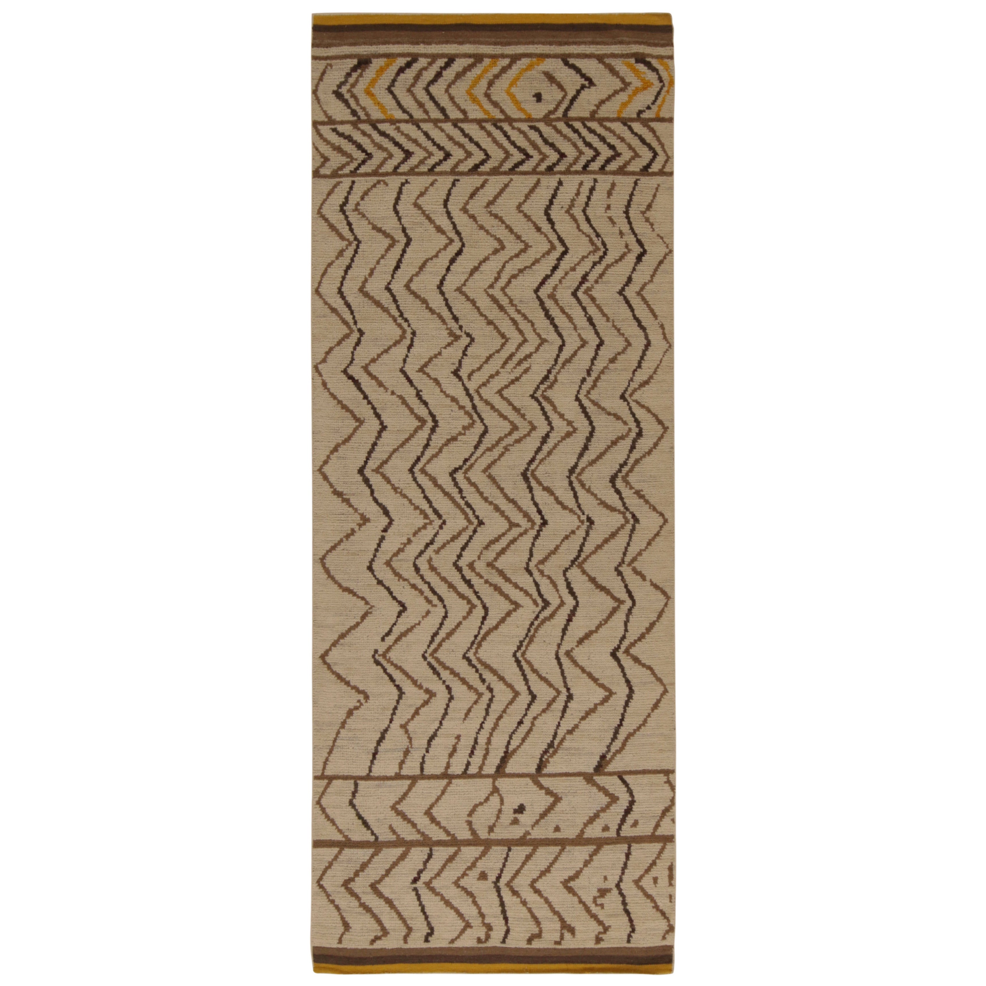 Rug & Kilim's Moroccan Style Rug in Beige-Brown Chevrons with Gold Accents (tapis de style marocain à chevrons beige et marron avec des accents dorés)