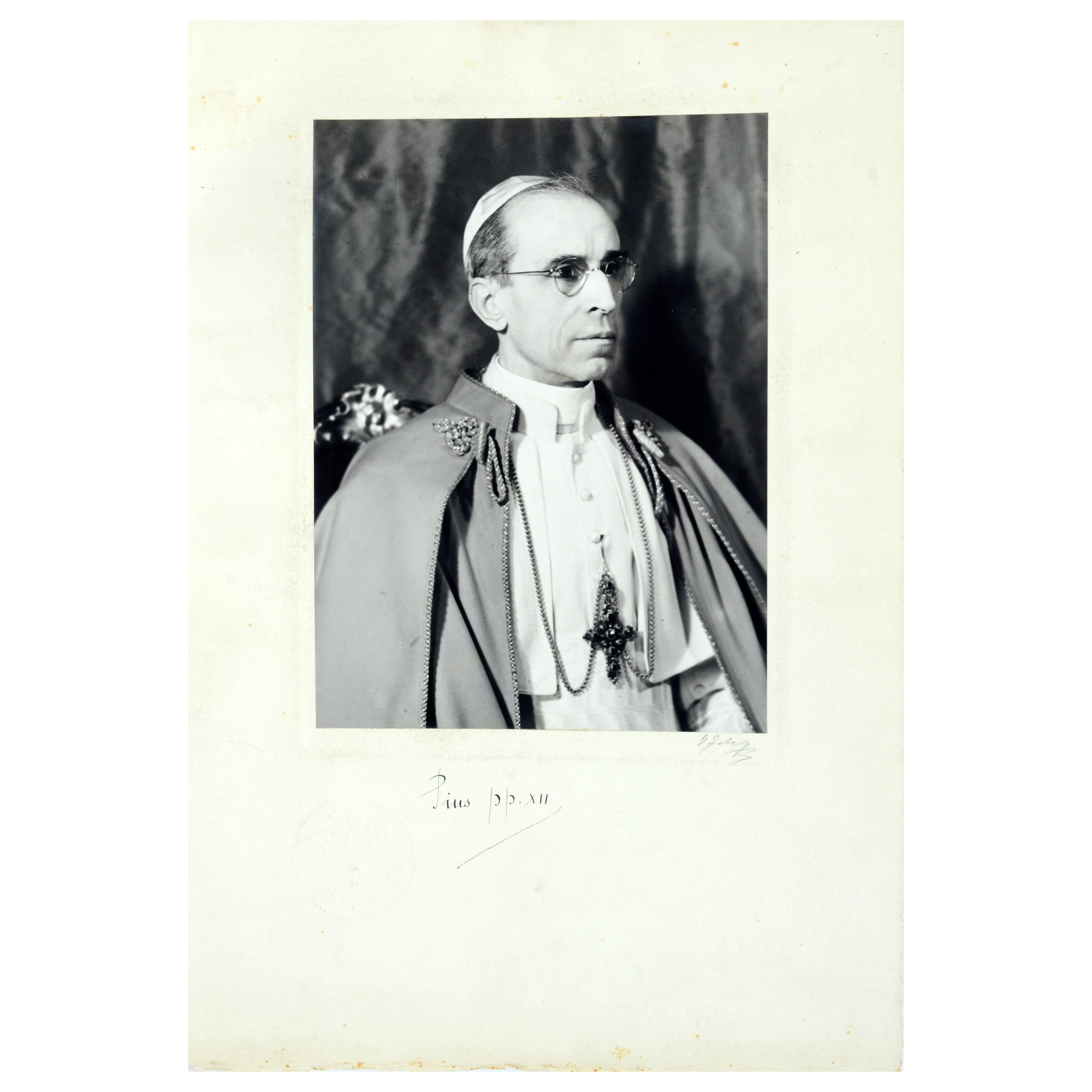 Foto di Papa Pio XII opaca e firmata, con sigillo papale in rilievo in vendita