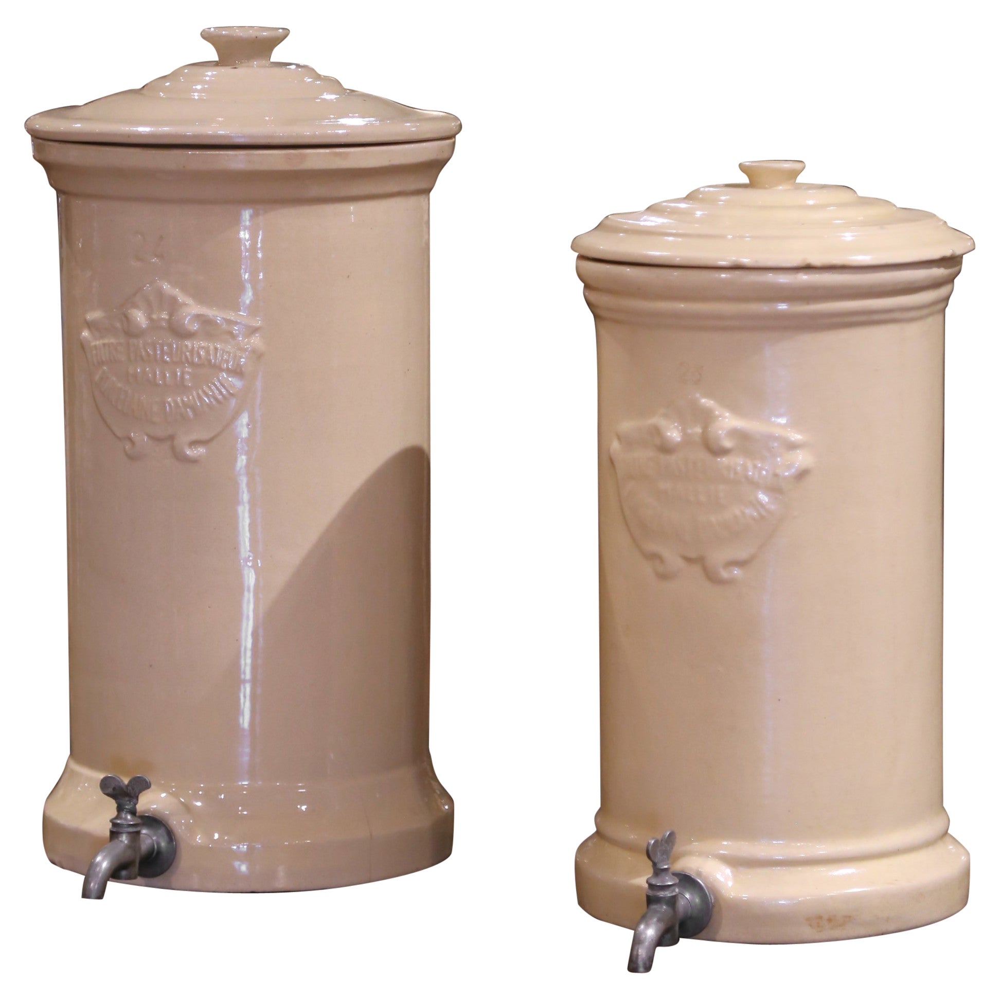 Set französischer Apothekergefäße aus Pasteur-Wasserfiltern in cremefarbener Glasur, 19. Jahrhundert