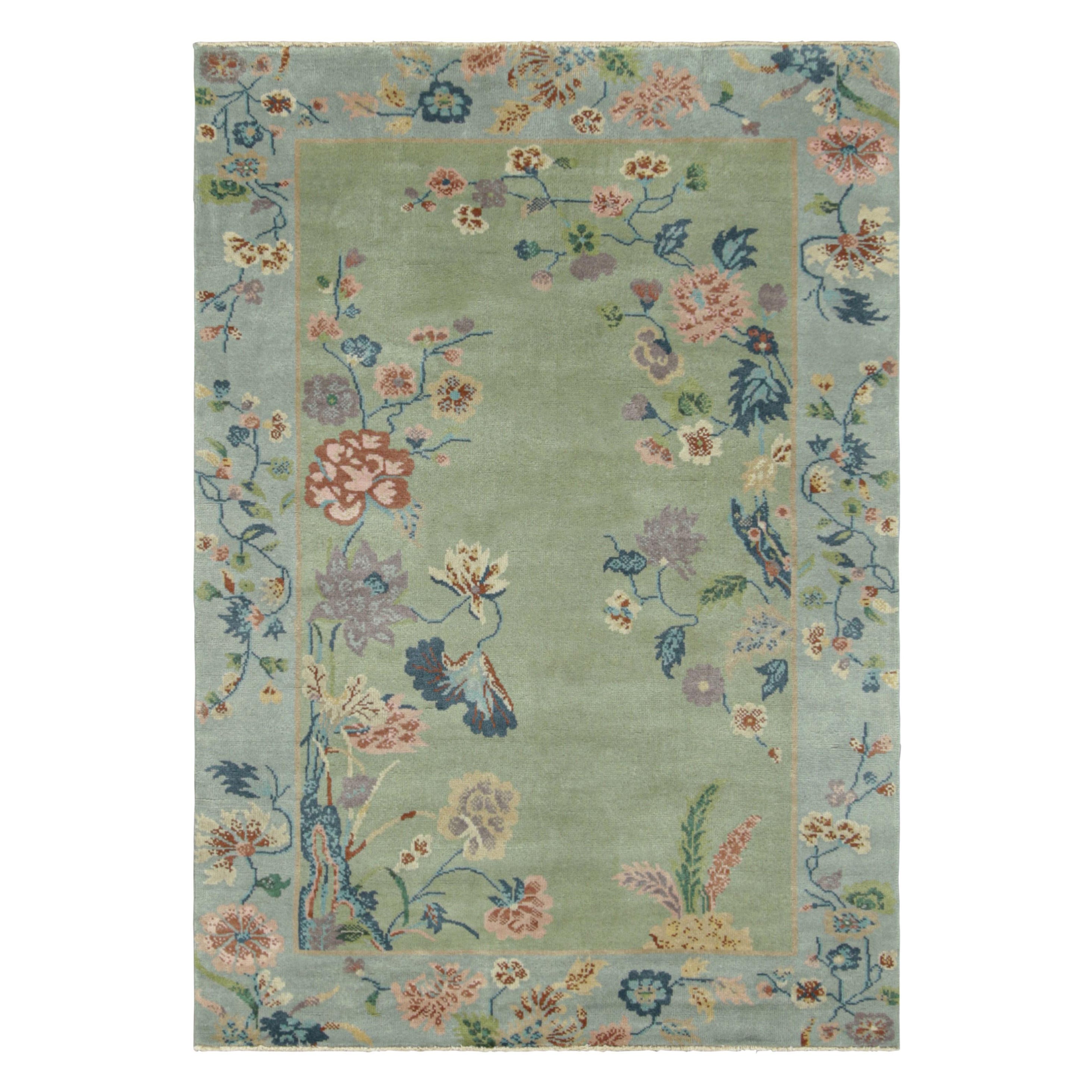 Rug & Kilim - Tappeto cinese in stile Art Deco in verde con motivi floreali colorati in vendita