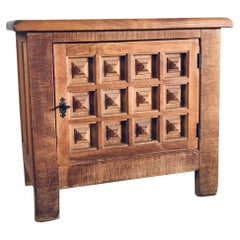 Petite armoire en chêne sculpté de style Brutalist espagnol des années 1960