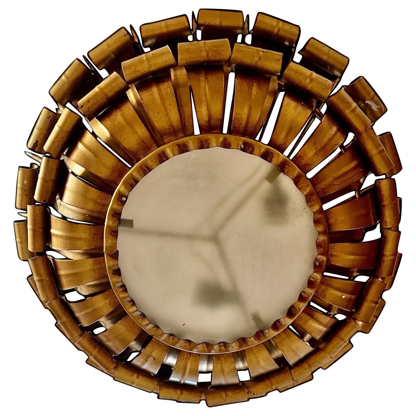Grande lampe couronne espagnole en métal doré et verre dépoli, Espagne, années 1950. Cadre ou suspension en fer doré du milieu du siècle dernier avec des motifs de feuilles de laurier entourant un diffuseur central en verre dépoli. Fabriqué à la