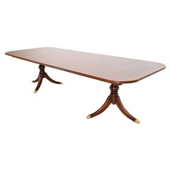 Table de salle à manger géorgienne à double piédestal en acajou flammé, revernie