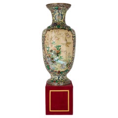 Große japanische Cloisonné-Emaille-Vase aus der Meiji-Periode mit einem Stand