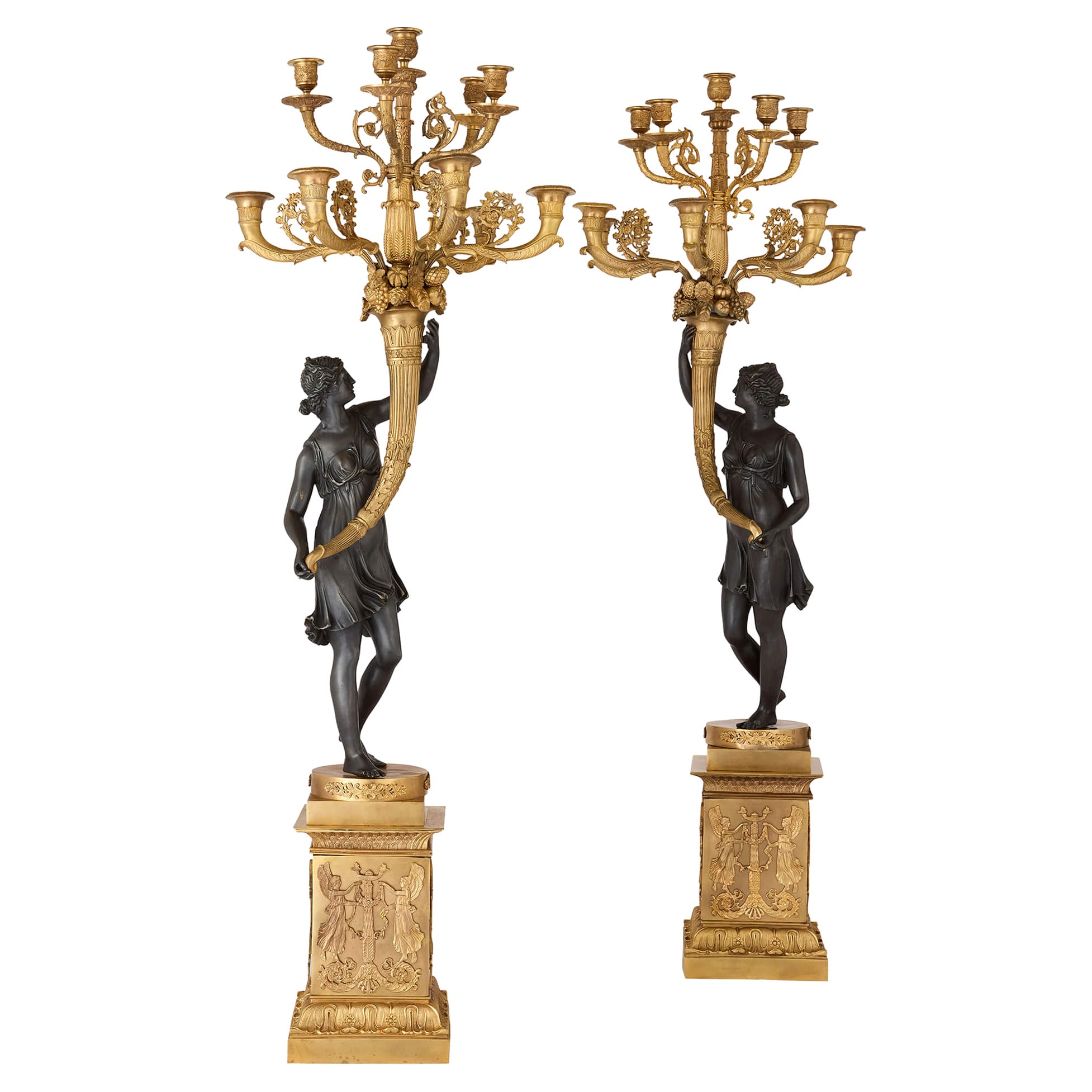 Paar französische Kandelaber aus vergoldeter Bronze und patinierter Bronze