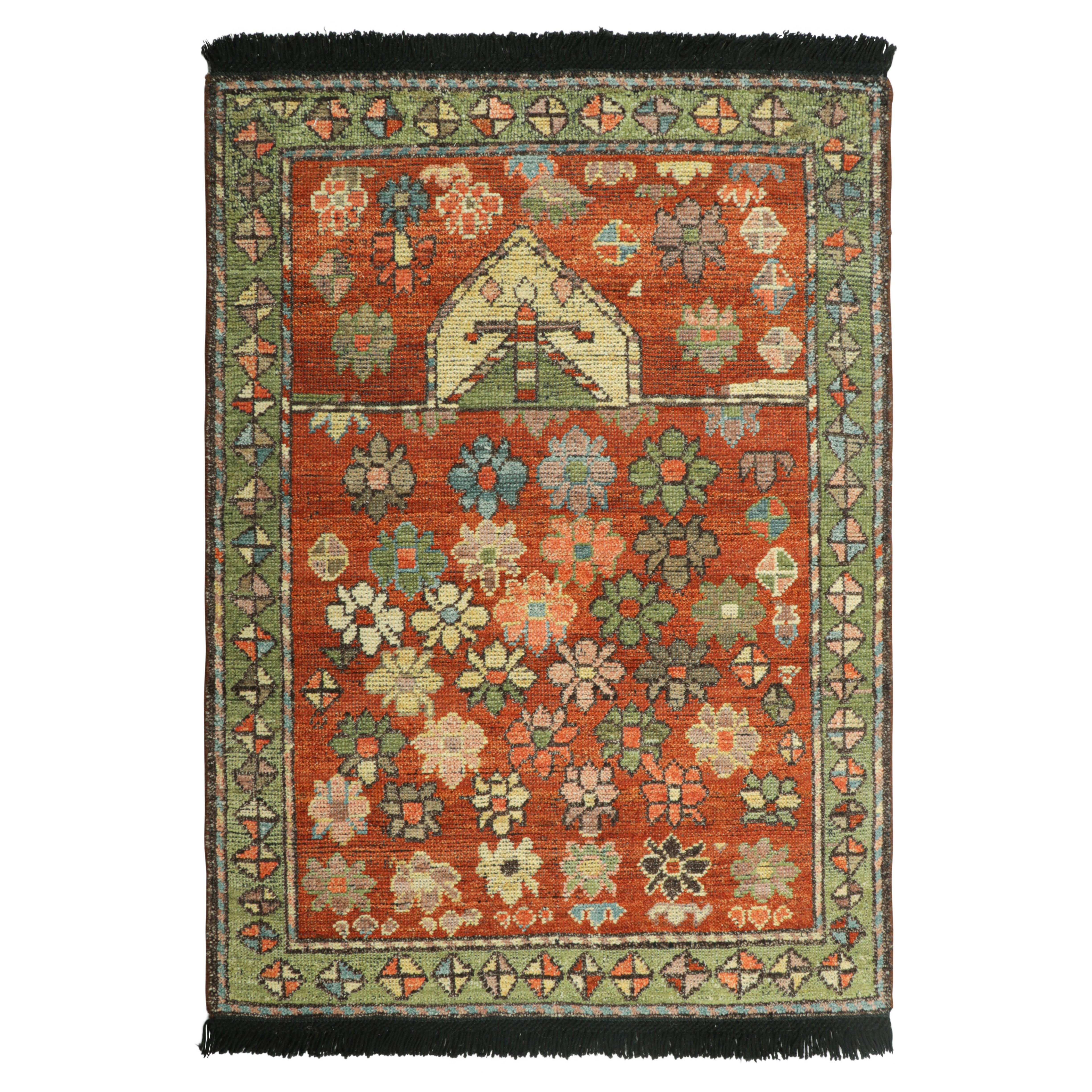 Muestra de alfombra personalizada caucásica con motivos florales multicolores de Rug & Kilim