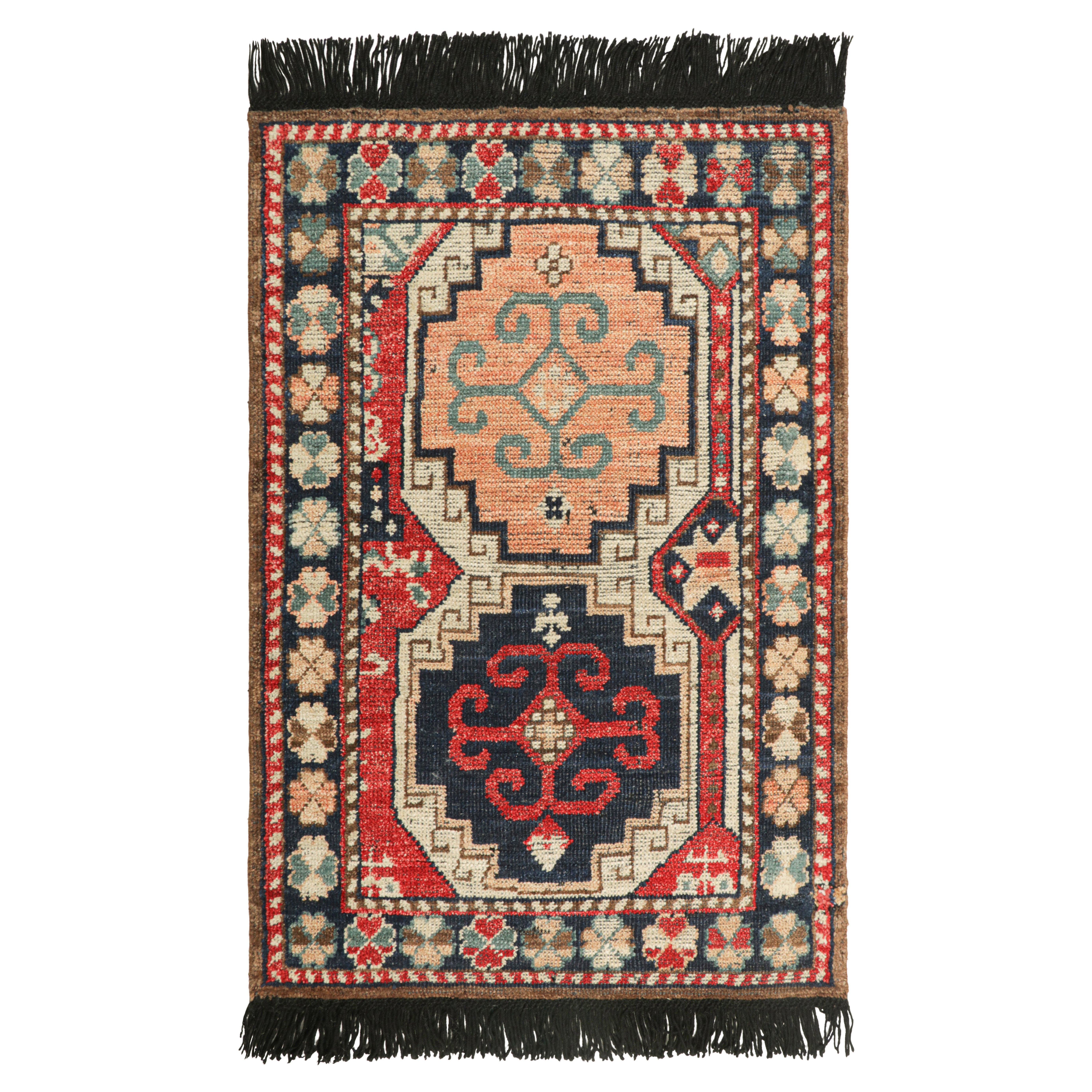 Rug & Kilim è un campione di tappeto tribale personalizzato con geometrie rosse, beige e blu.