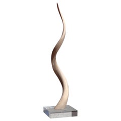Una scultura vintage a forma di zanna su un basamento in lucite, 20° secolo.