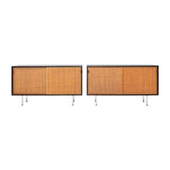 1963 Florence Knoll Credenzas Ebonizadas con Puertas Corredizas Acanaladas y Tiradores de Cuero